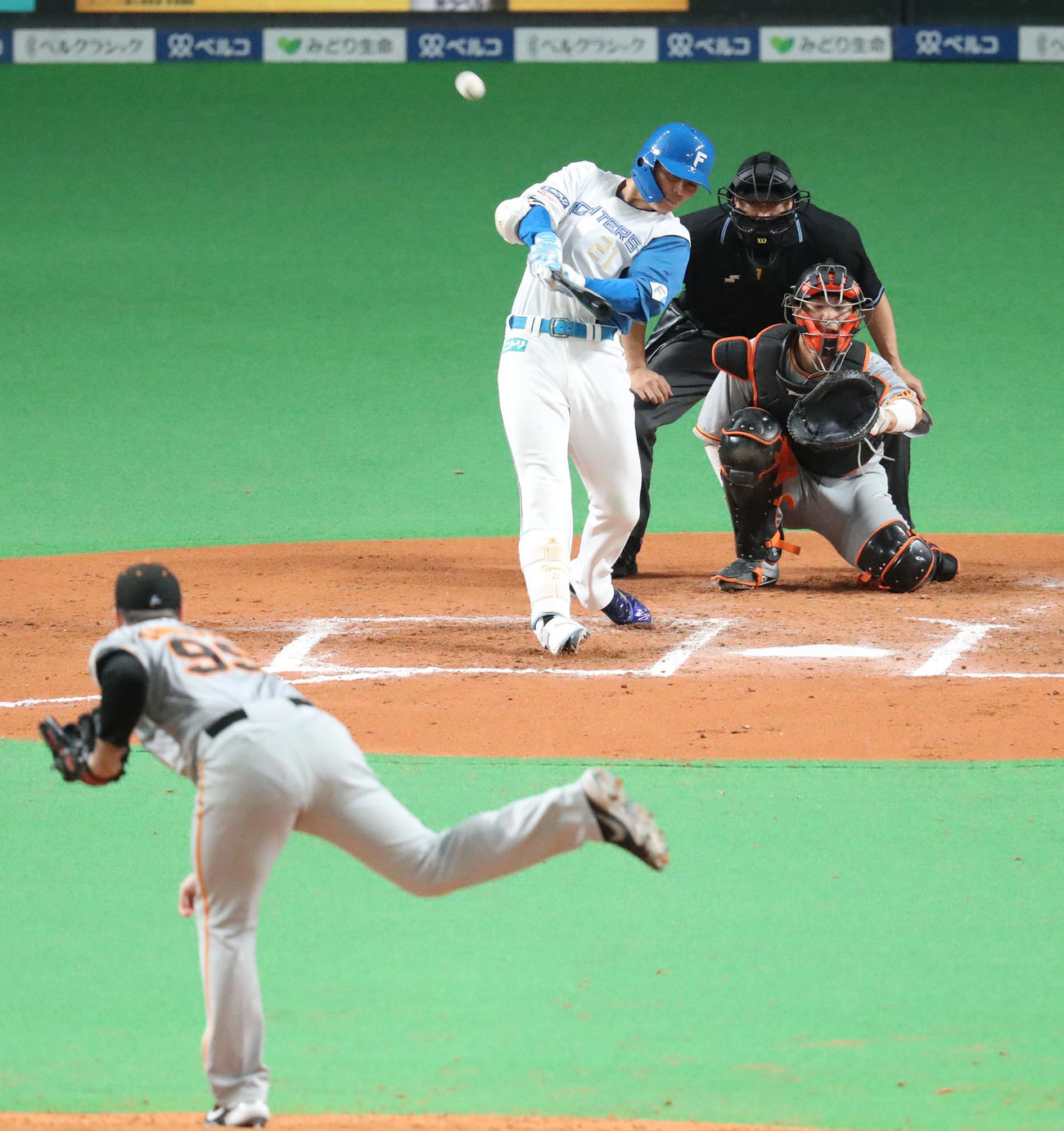 日本ハム対巨人　6回裏日本ハム1死、清宮はこの日2本目となる右越え本塁打を放つ。投手はシューメーカー（撮影・佐藤翔太）