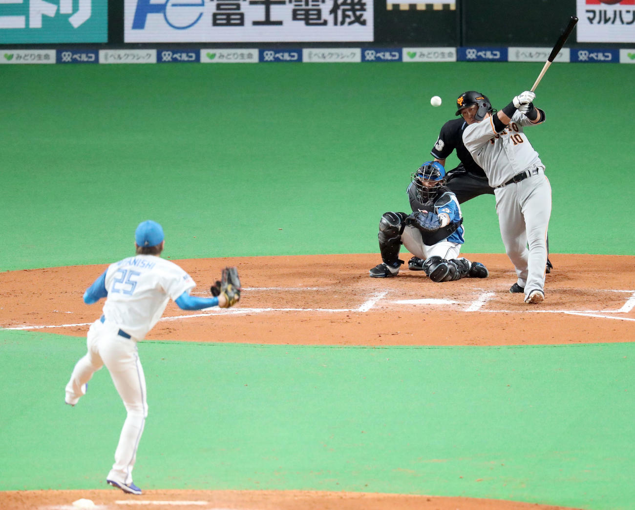 日本ハム対巨人　7回表巨人2死一、二塁、中田は中前適時打を放つ。投手は宮西（撮影・佐藤翔太）