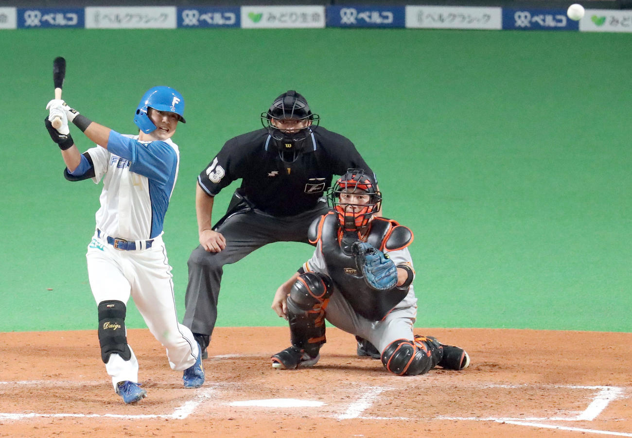 日本ハム対巨人　7回裏日本ハム2死三塁、上川畑は左前適時打を放つ（撮影・佐藤翔太）