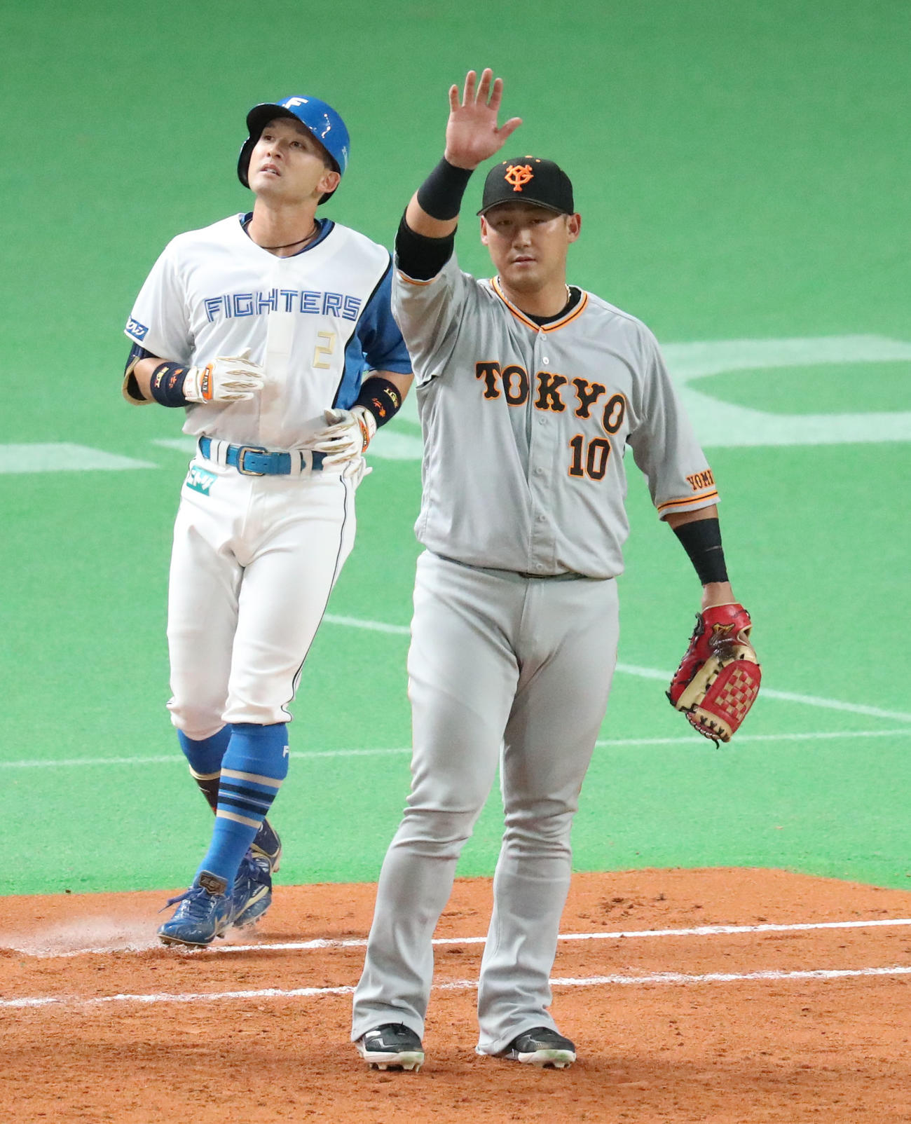 日本ハム対巨人　9回裏日本ハム無死一塁、杉谷は中飛に終わる。右手前は中田（撮影・佐藤翔太）
