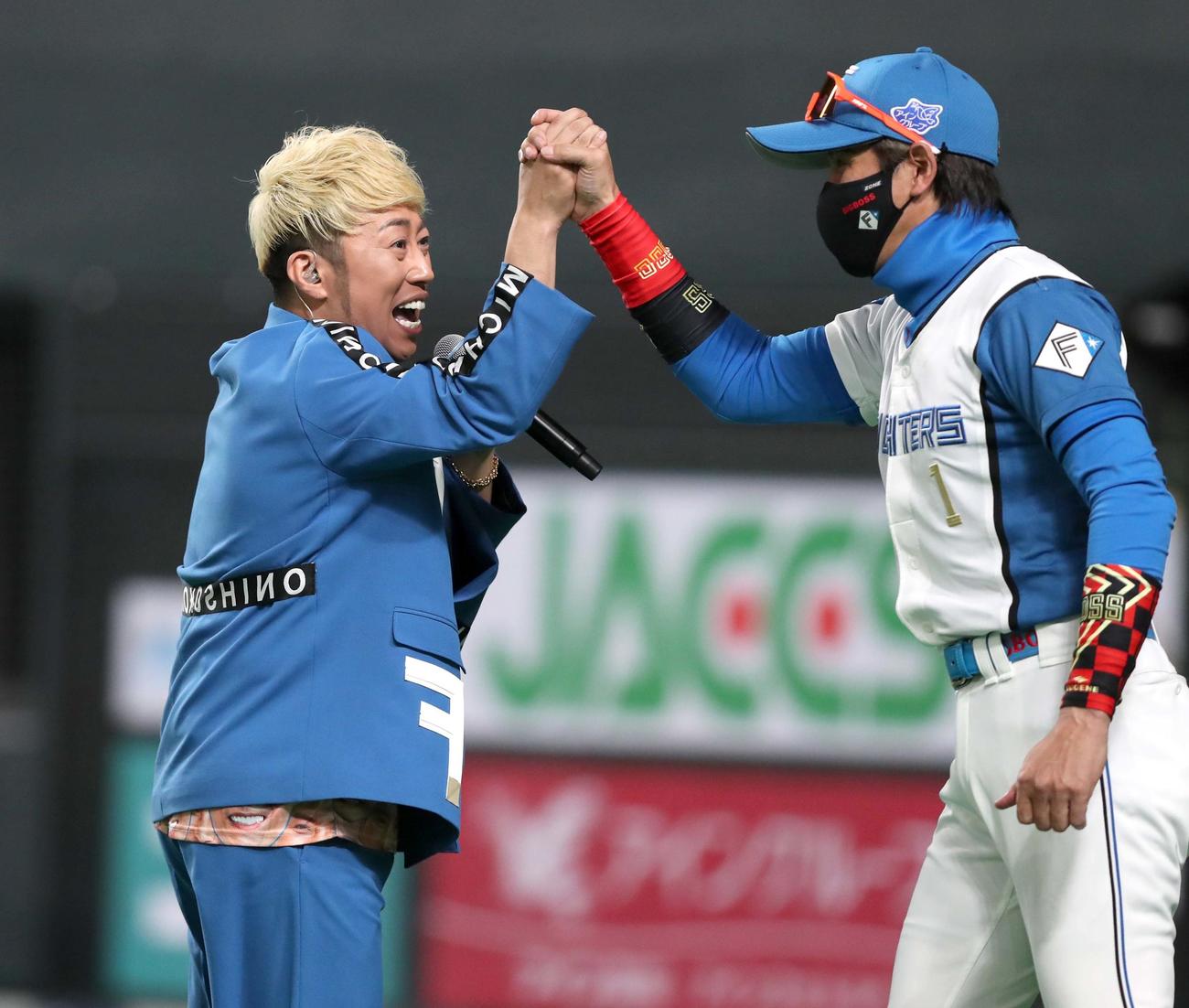 日本ハム対巨人　試合前に歌うHARTYと握手する新庄監督（撮影・黒川智章）