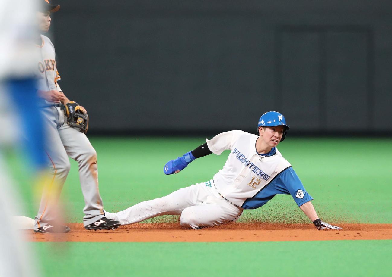 日本ハム対巨人　3回裏日本ハム2死一塁、盗塁を決める松本剛（撮影・黒川智章）