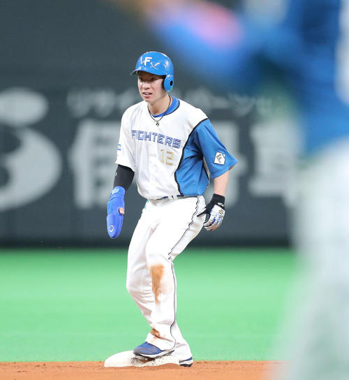 日本ハム対巨人　3回裏日本ハム2死一塁、二盗を決める松本（撮影・河田真司）