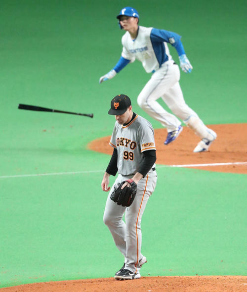 日本ハム対巨人　4回裏日本ハム無死、清宮に先制となる右越え本塁打を浴びるシューメーカー（撮影・佐藤翔太）