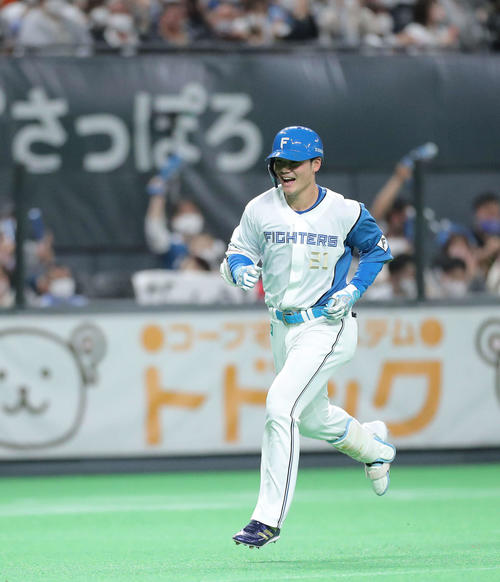 日本ハム対巨人　4回裏日本ハム無死、右越え先制ソロ本塁打を放ち、笑顔で三塁を回る清宮（撮影・河田真司）
