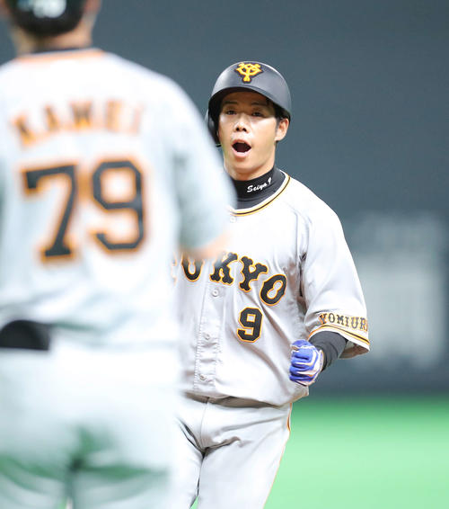 日本ハム対巨人　5回表巨人2死三塁、中前適時打を放ちガッツポーズする松原（撮影・河田真司）