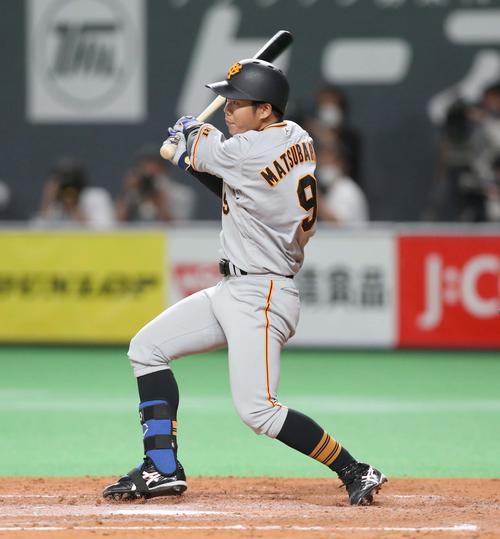 日本ハム対巨人　5回表巨人2死三塁、中前適時打を放つ松原（撮影・黒川智章）