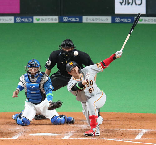 日本ハム対巨人　5回表巨人無死、増田陸は振り逃げで出塁する（撮影・佐藤翔太）