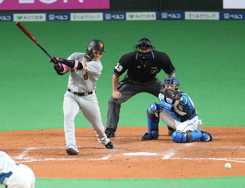日本ハム対巨人　5回表巨人1死二、三塁、丸は遊ゴロを放つ（撮影・佐藤翔太）