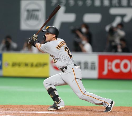 日本ハム対巨人　5回表巨人2死二塁、左中間に適時三塁打を放つ吉川（撮影・黒川智章）