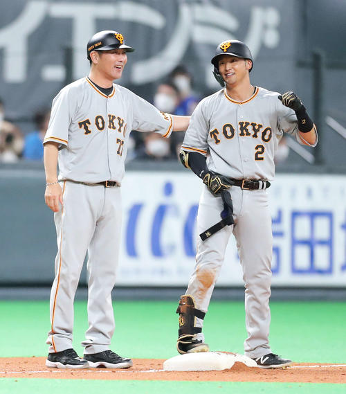 日本ハム対巨人　5回表巨人2死二塁、適時三塁打を放ちガッツポーズする吉川（右）と元木ヘッド兼オフェンスチーフコーチ（撮影・河田真司）