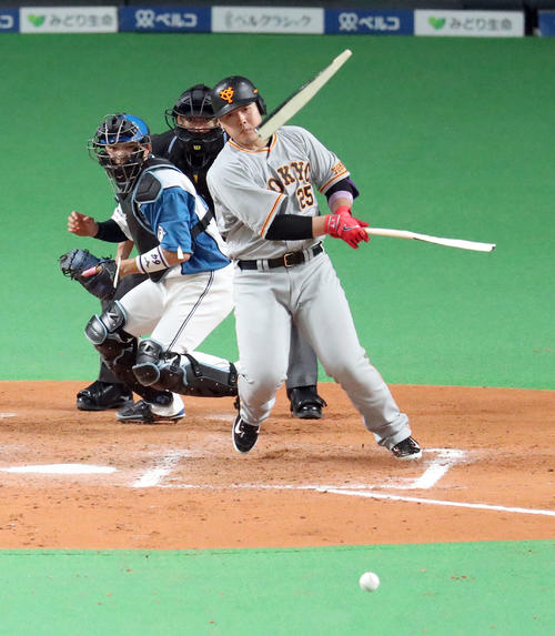 日本ハム対巨人　8回表巨人1死一、三塁、岡本和はバットを折りながら遊ゴロを放つ（撮影・佐藤翔太）