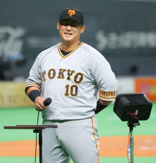 日本ハムに勝利し、9回表に本塁打を放った巨人中田翔は、古巣の札幌ドームでヒーローインタビューに臨む（撮影・河田真司）