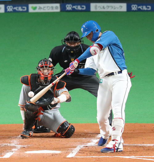 日本ハム対巨人　2回裏日本ハム無死、野村は二塁打を放つ（撮影・佐藤翔太）