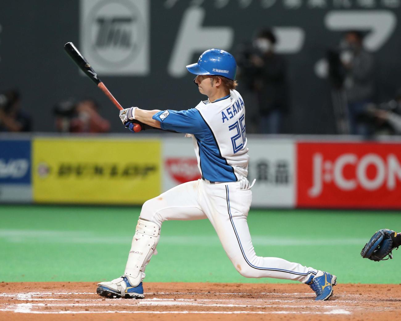 8回裏日本ハム1死、右越え本塁打を放つ浅間（撮影・黒川智章）