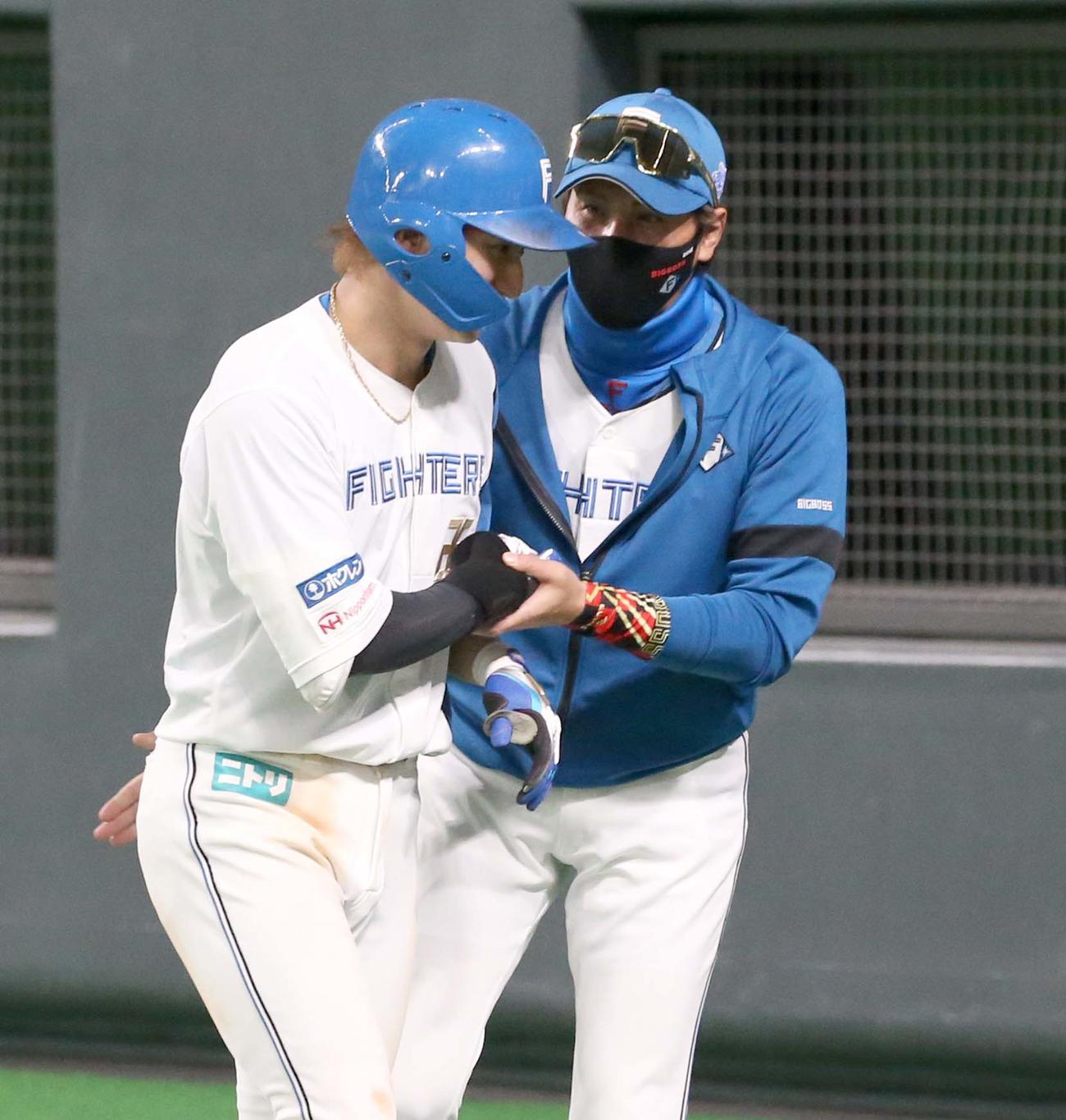 本塁打を放った浅間を迎える新庄監督（撮影・黒川智章）