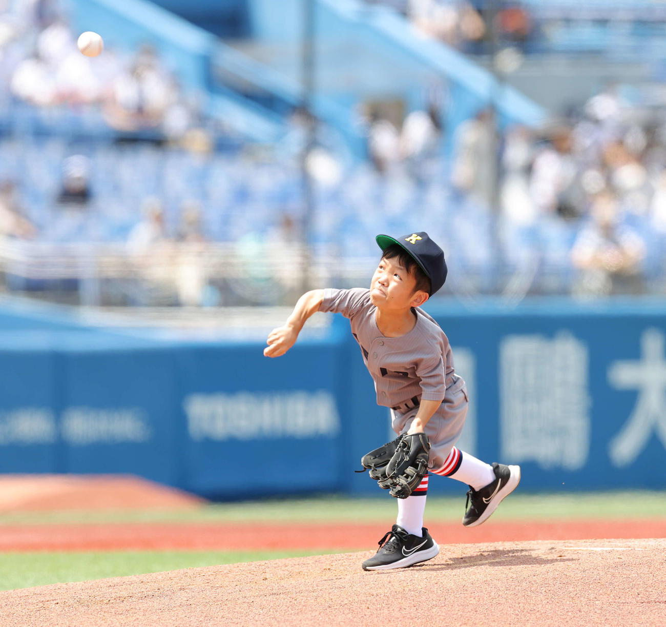 早大対慶大　始球式を務める国久さん（撮影・井上学）