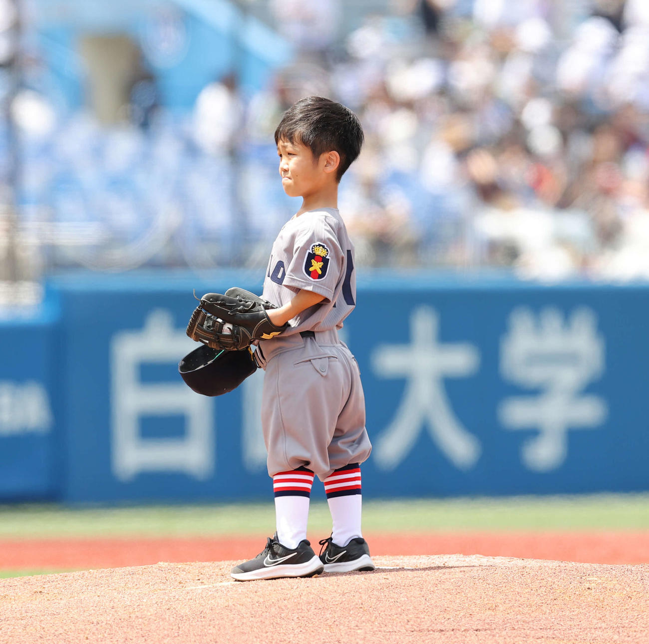 早大対慶大　始球式を務める国久さん（撮影・井上学）