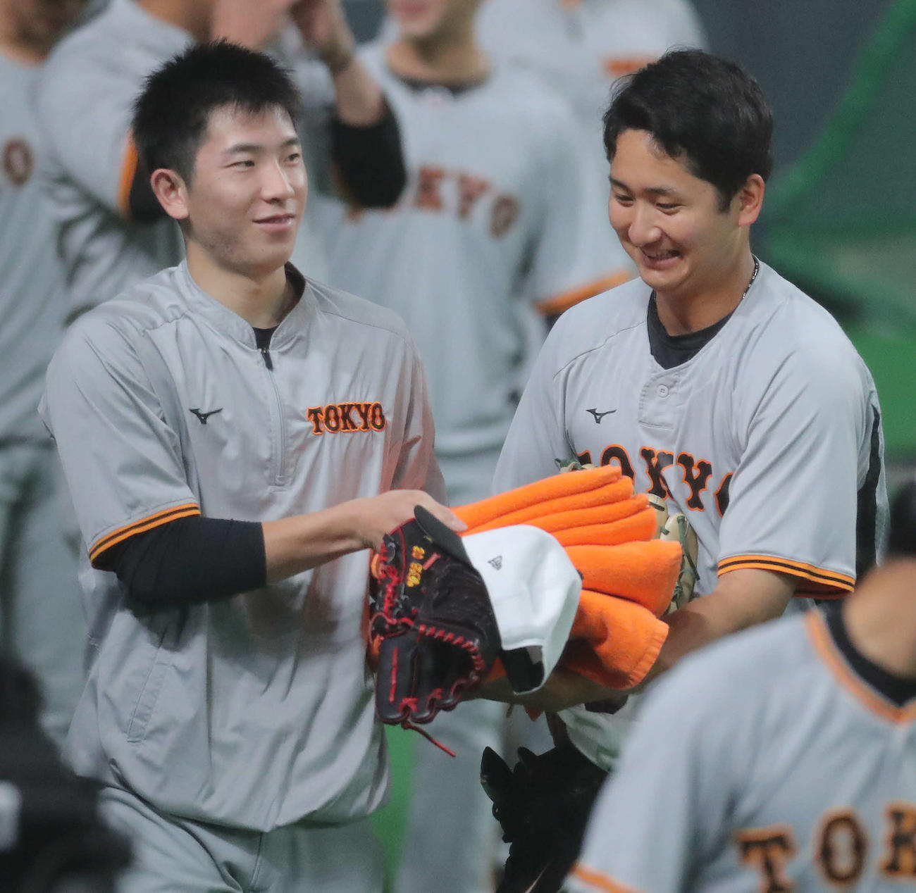 日本ハム対巨人　試合前、練習に臨む巨人戸郷（左）と横川（撮影・河田真司）