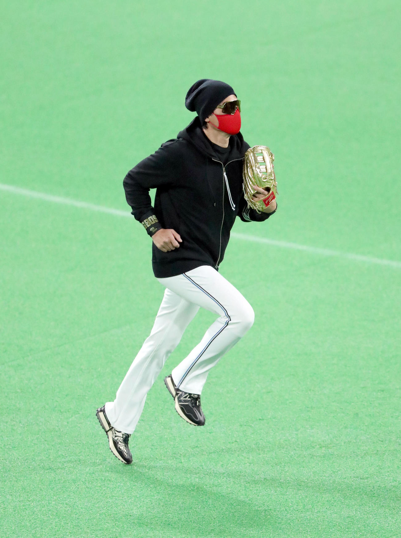 日本ハム対巨人　金色のグラブを持ちながらランニングをする日本ハム新庄監督（撮影・佐藤翔太）