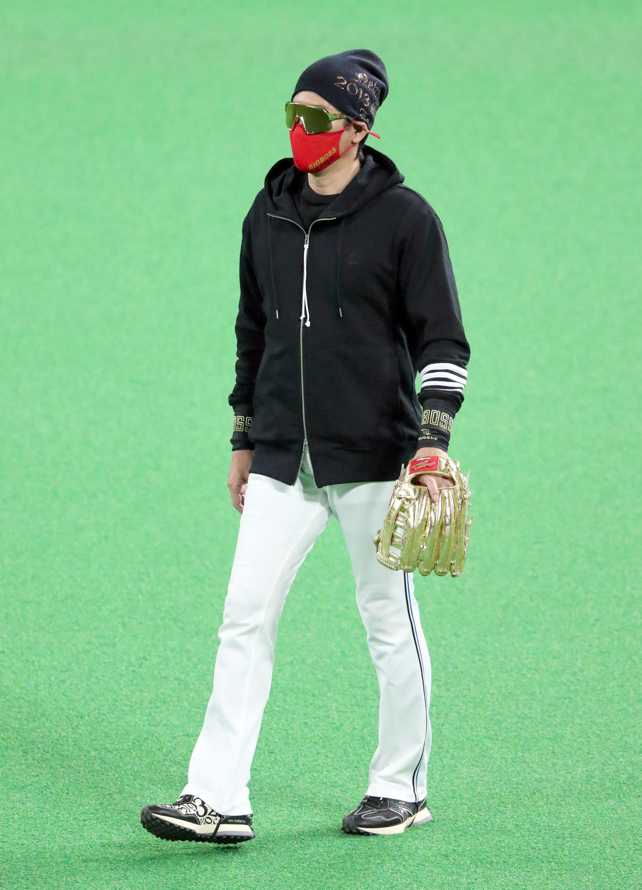 日本ハム対巨人　金色のグラブを持ちながら練習を見守る日本ハム新庄監督（撮影・佐藤翔太）