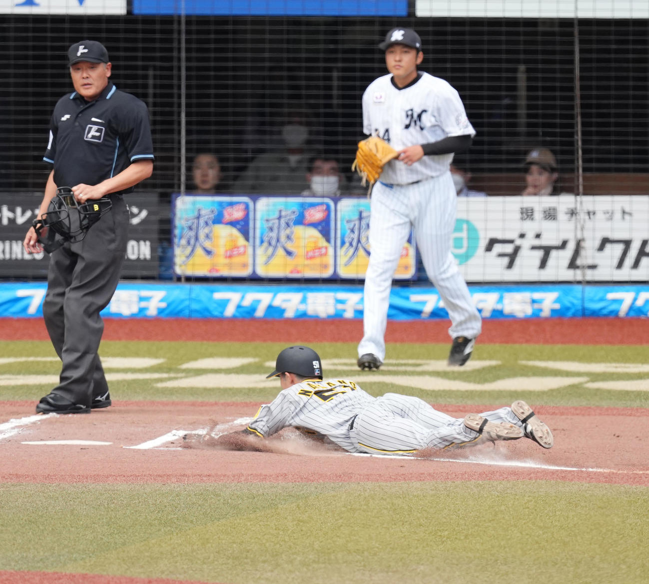 ロッテ対阪神　1ロッテ対阪神　1回表阪神無死二、三塁、佐藤輝の中犠飛で三塁から生還する中野。後方は佐藤奨（撮影・菅敏）