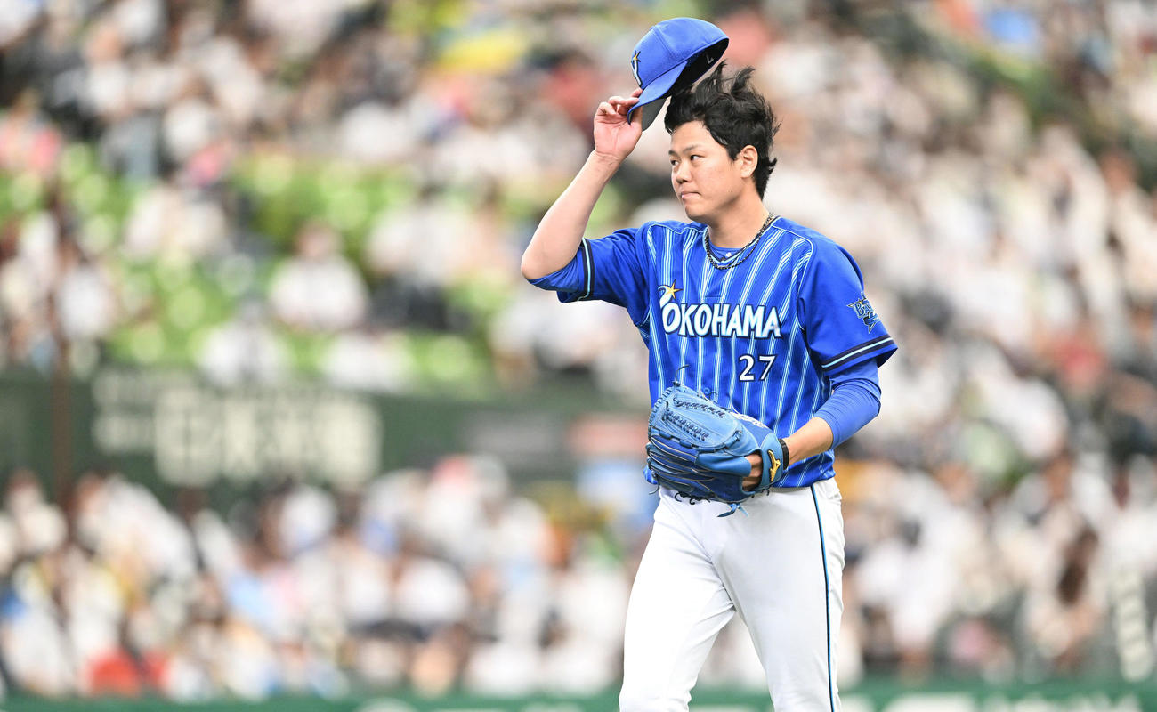 西武対DeNA 1回を投げ終えベンチへ引き上げるDeNA先発の上茶谷（撮影・滝沢徹郎）