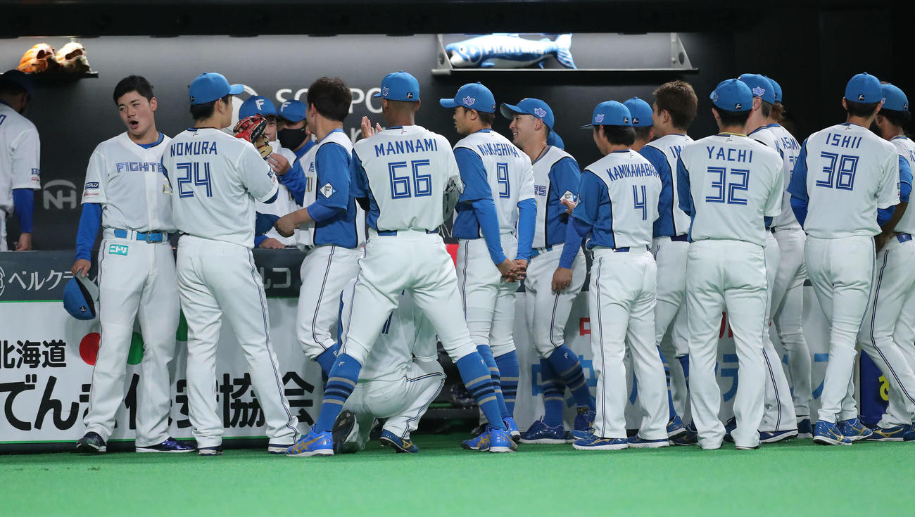 日本ハム対巨人　試合前、円陣を組む日本ハムの選手たち（撮影・河田真司）