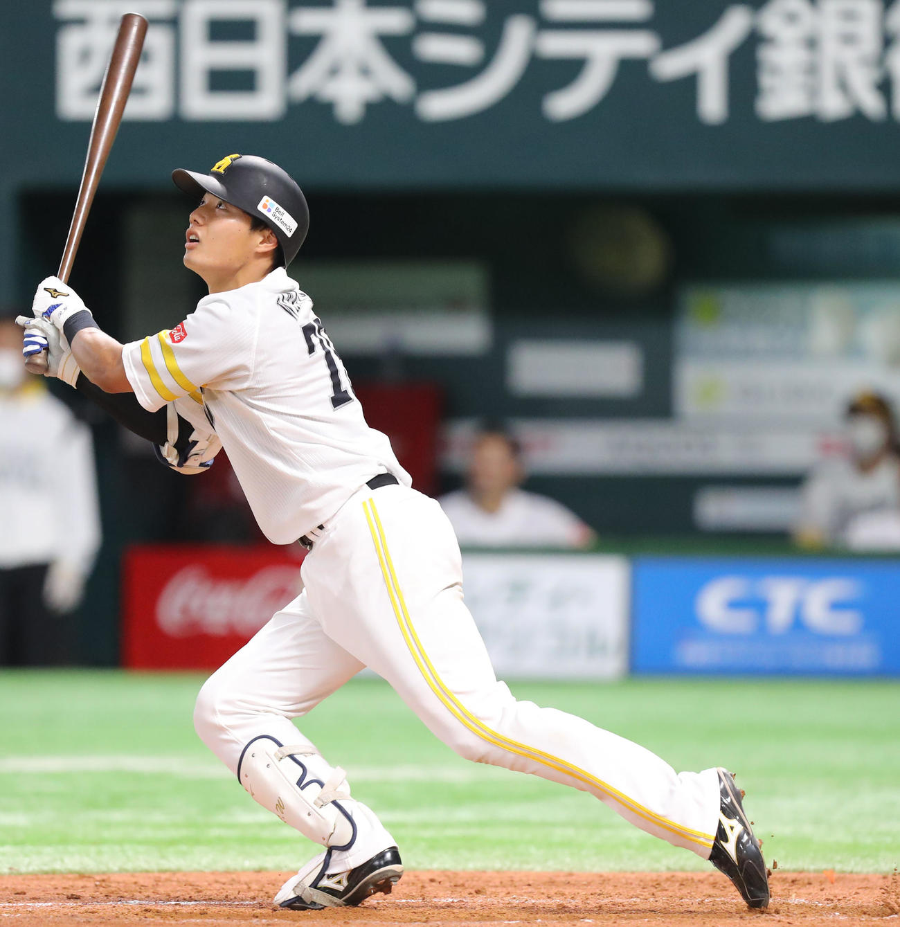 ソフトバンク対広島　2回裏ソフトバンク1死一、二塁、渡辺は左中間へプロ初の3点本塁打を放つ（撮影・屋方直哉）