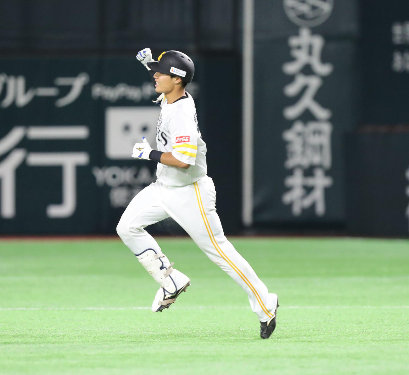 ソフトバンク対広島　2回裏ソフトバンク1死一、二塁、渡辺は左中間へプロ初の3点本塁打を放つ（撮影・屋方直哉）