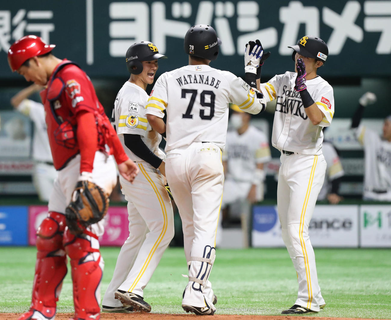 ソフトバンク対広島　2回裏ソフトバンク1死一、二塁、渡辺は左中間へプロ初の3点本塁打を放ち、ナインとハイタッチをする（撮影・屋方直哉）
