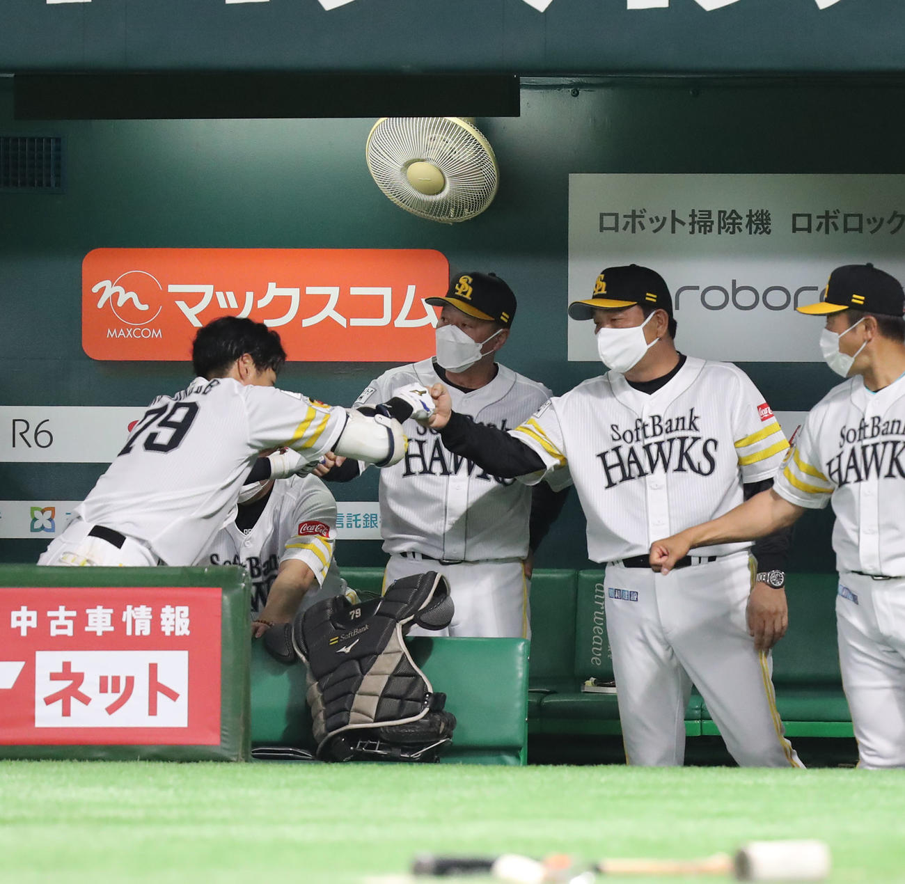 ソフトバンク対広島　2回裏ソフトバンク1死一、二塁、藤本監督はプロ初本塁打を放った渡辺とグータッチをする（撮影・屋方直哉）