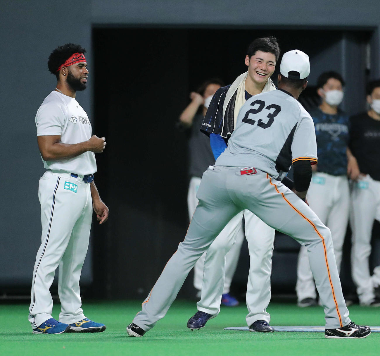 日本ハム対巨人　試合前、巨人ポランコ（手前）と言葉を交わす日本ハムアルカンタラ（左）と清宮（撮影・河田真司）