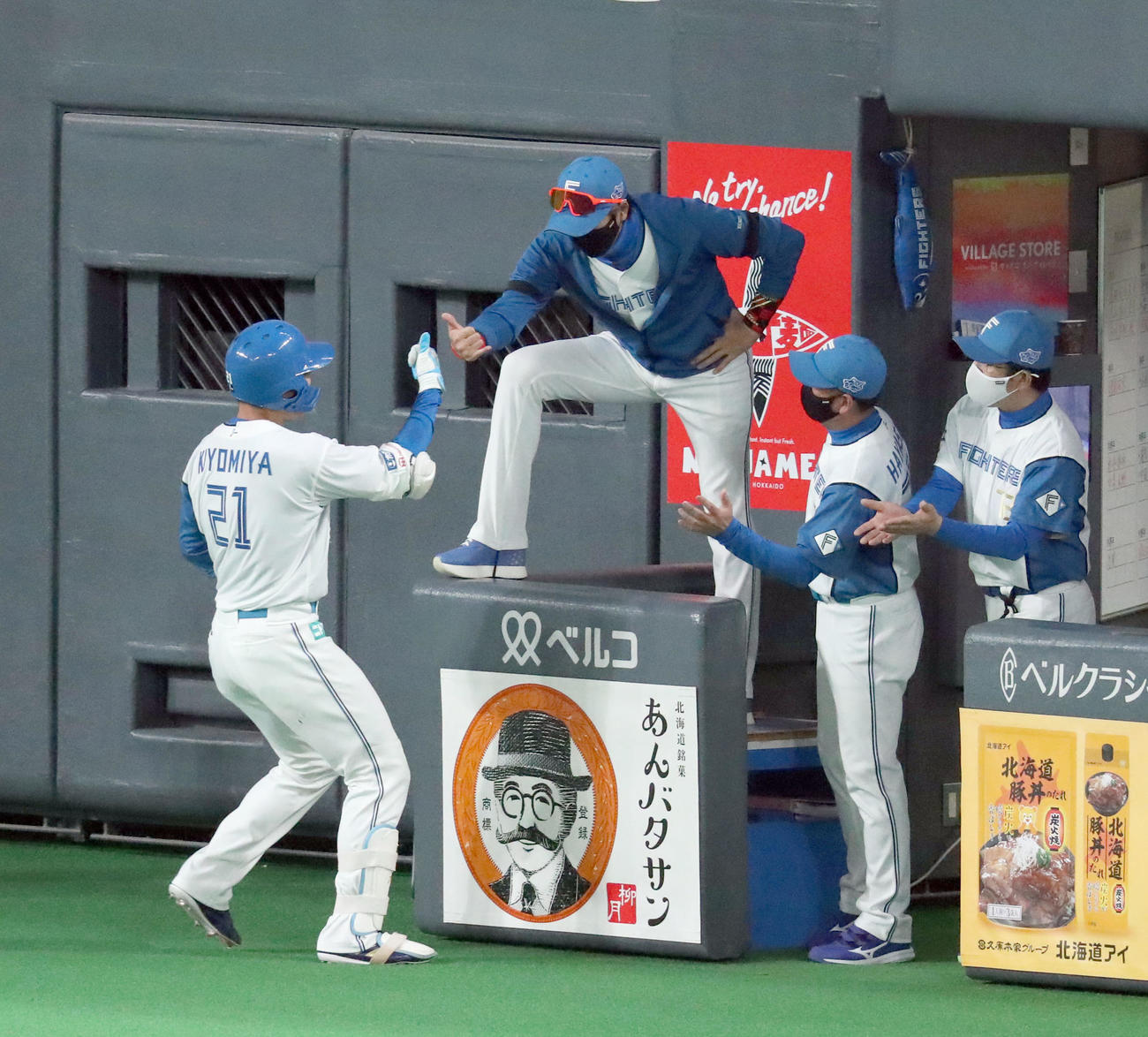 日本ハム対巨人　4回裏日本ハム無死、清宮（左）は先制となる右越え本塁打を放ち新庄監督とタッチを交わす（撮影・佐藤翔太）