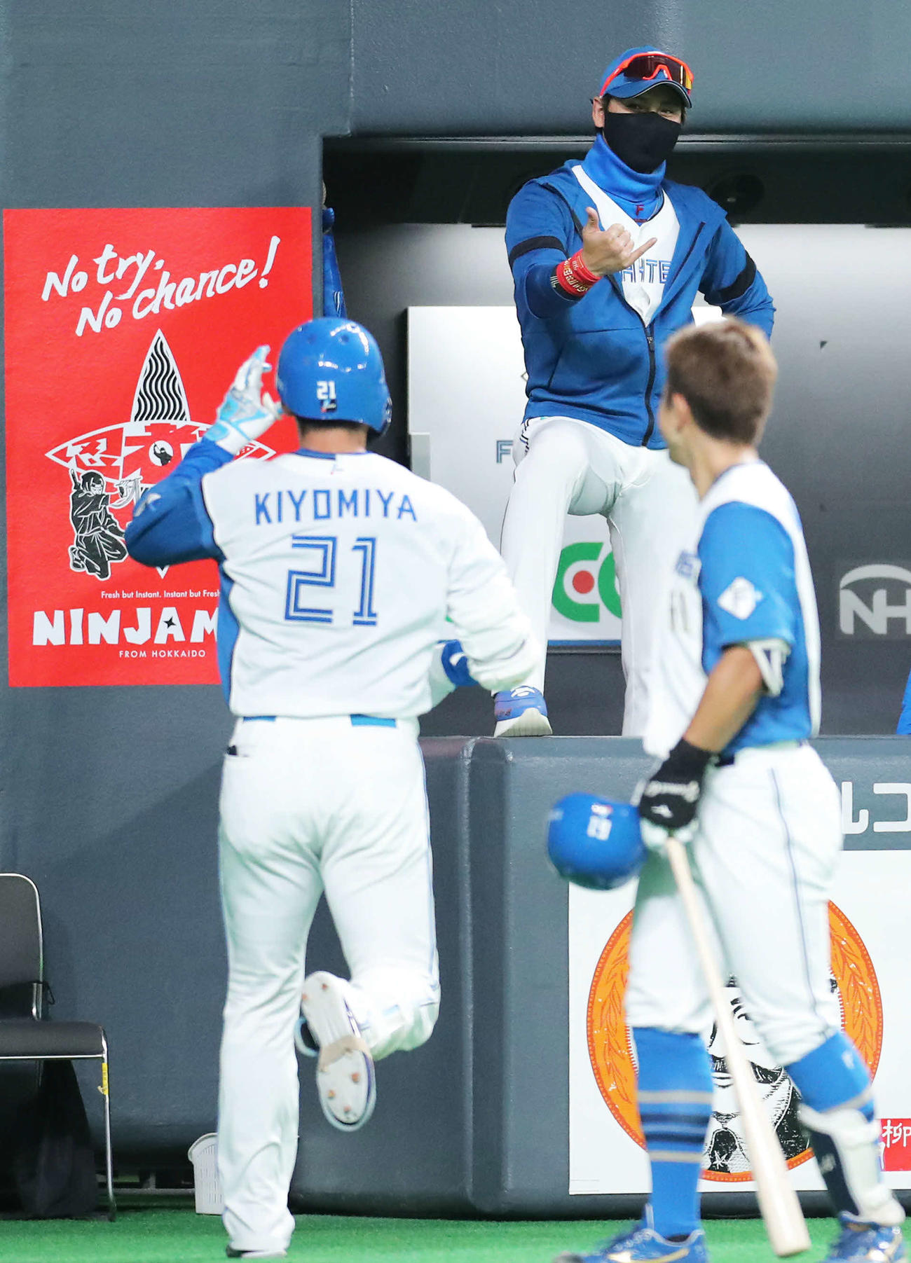 日本ハム対巨人　4回裏日本ハム無死、先制ソロ本塁打で生還する清宮（手前）を迎える新庄監督（撮影・河田真司）