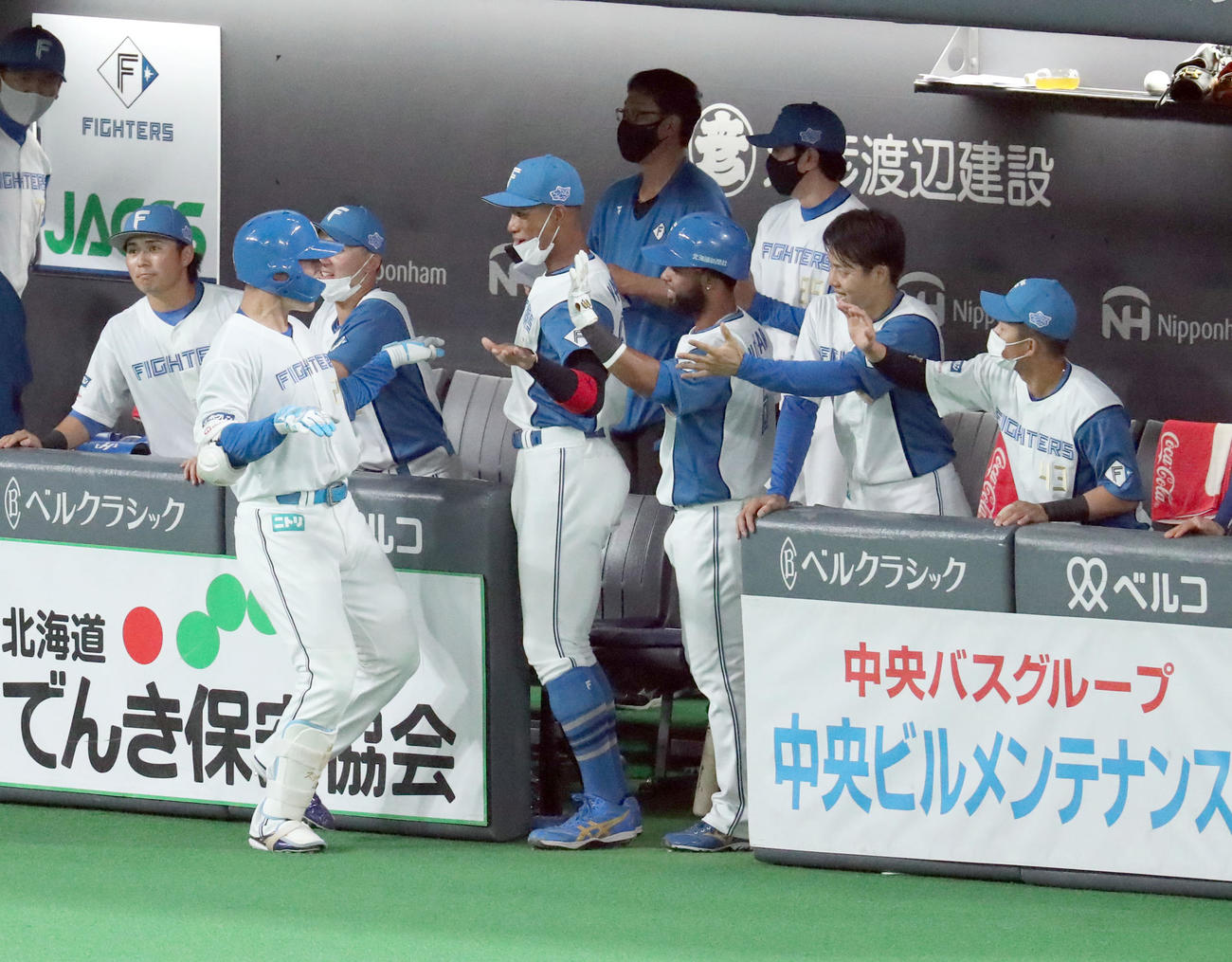 日本ハム対巨人　4回裏日本ハム無死、清宮は先制となる右越え本塁打を放ちキヨダンスを踊る（撮影・佐藤翔太）
