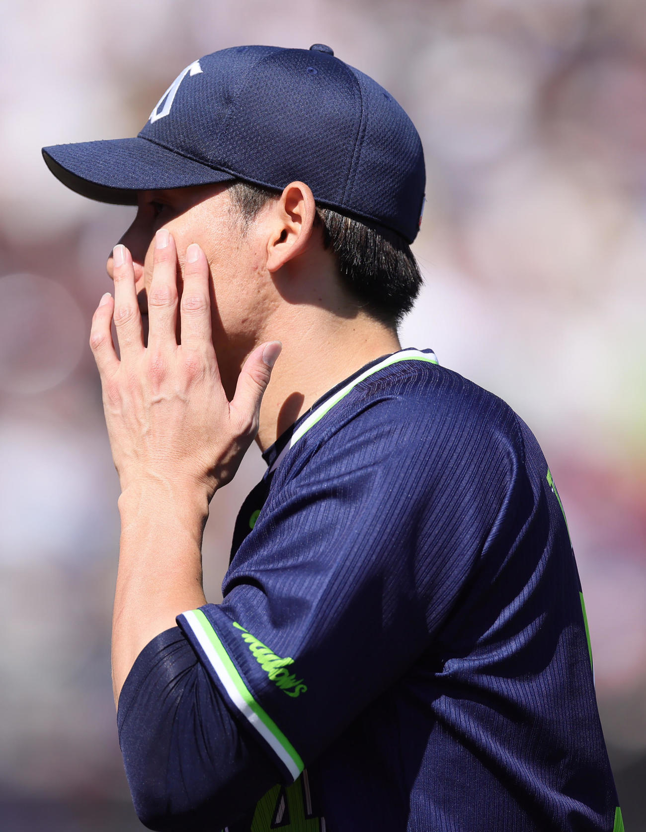 楽天対ヤクルト　2回裏楽天に先制を許しベンチに戻る高梨（撮影・足立雅史）