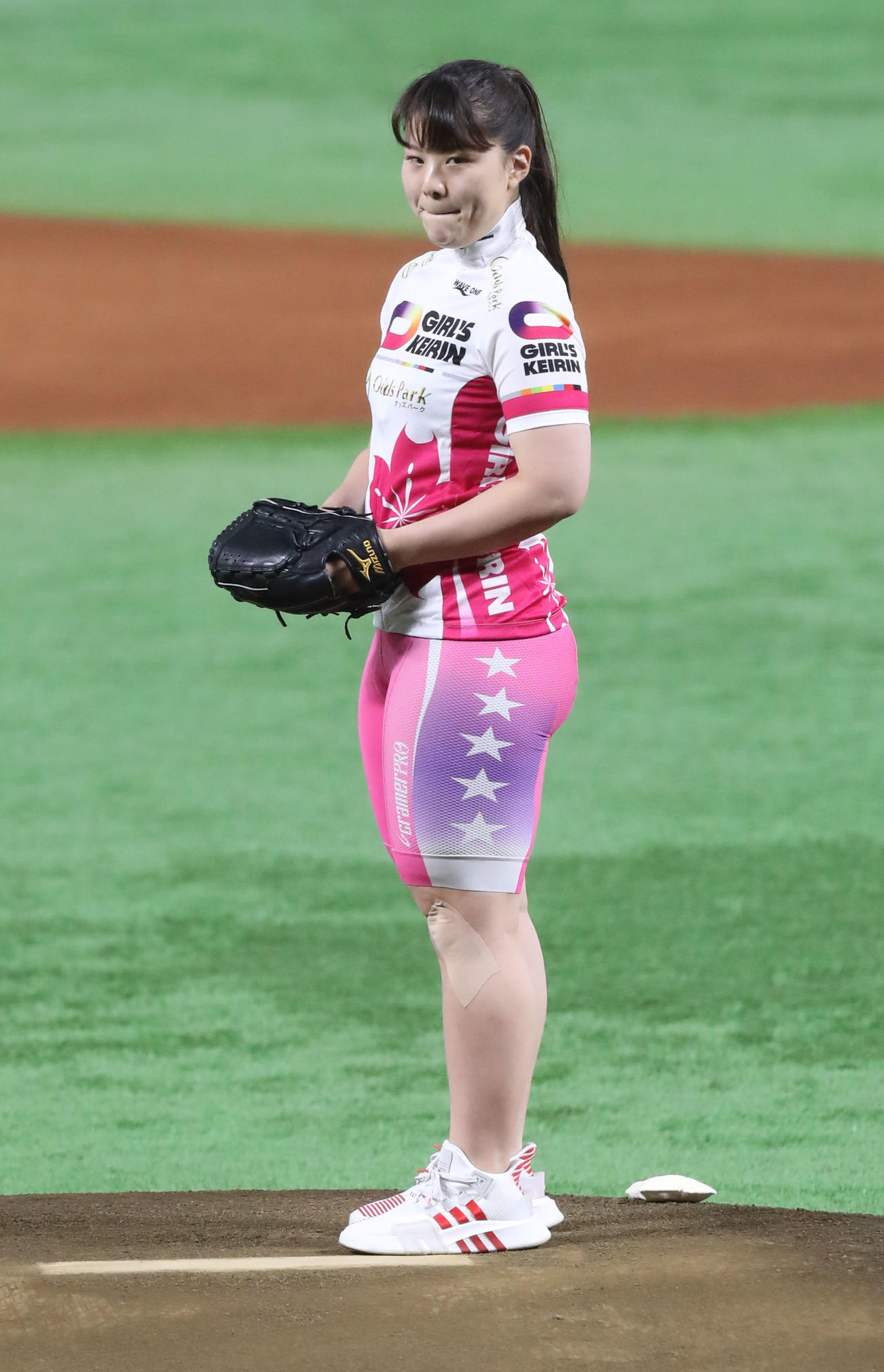 ソフトバンク対広島　始球式で投球するガールズケイリンの小林優香（撮影・屋方直哉）