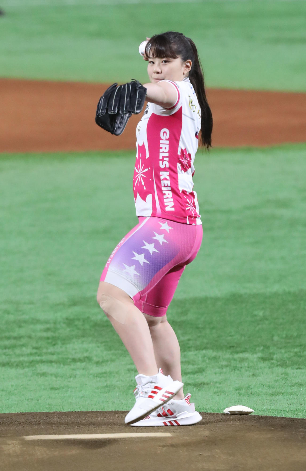 ソフトバンク対広島　始球式で投球するガールズケイリンの小林優香（撮影・屋方直哉）