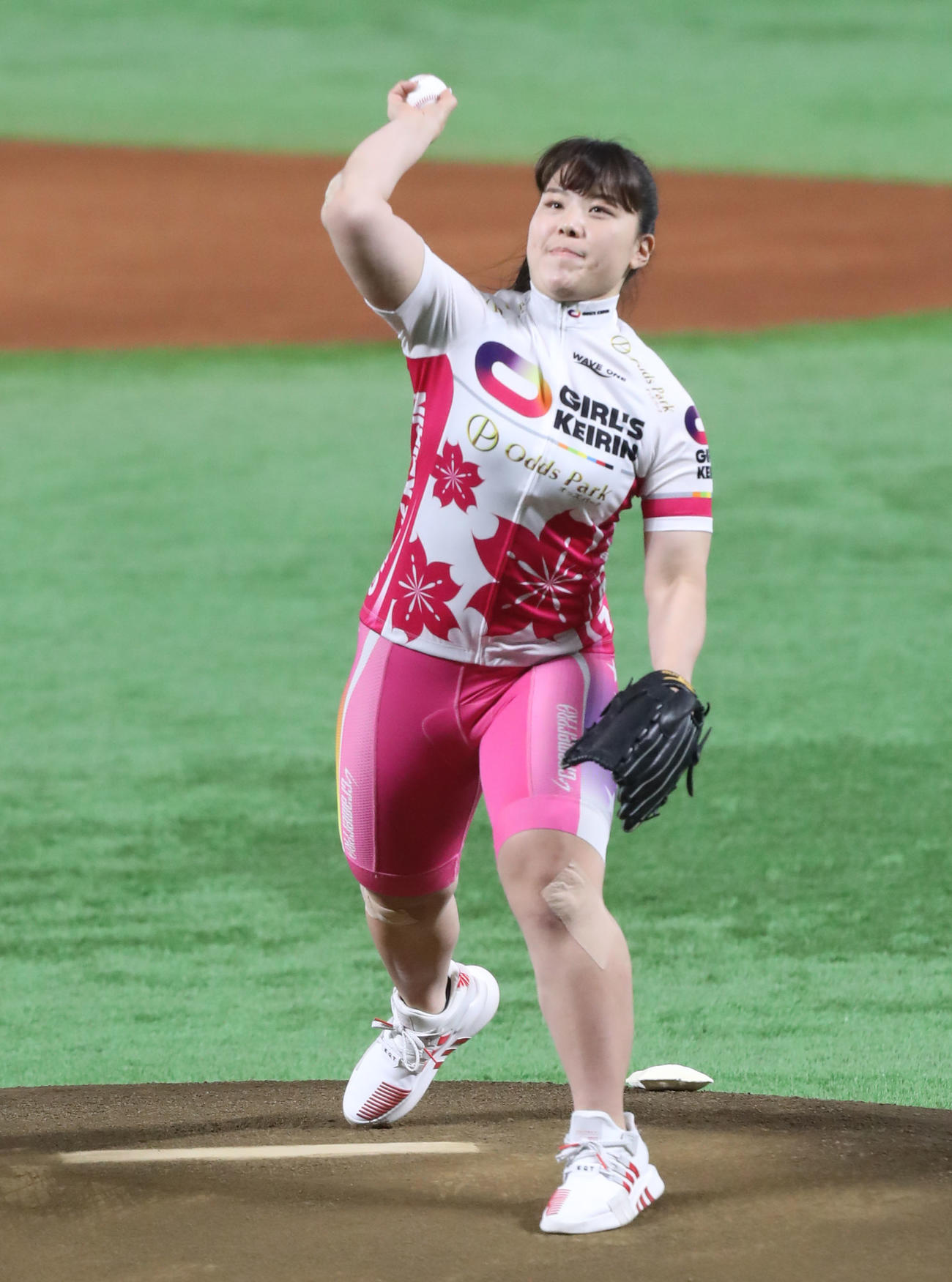 ソフトバンク対広島　始球式で投球するガールズケイリンの小林優香（撮影・屋方直哉）
