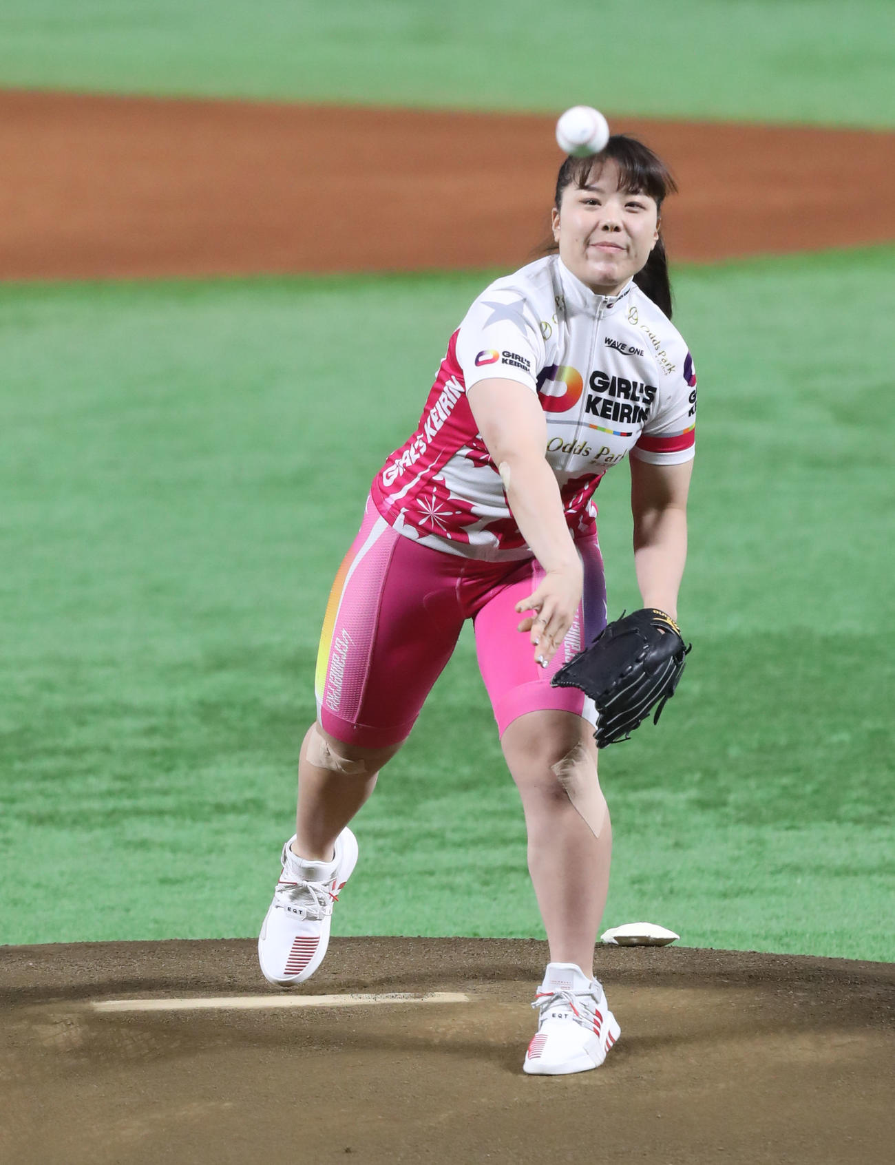 ソフトバンク対広島　始球式で投球するガールズケイリンの小林優香（撮影・屋方直哉）