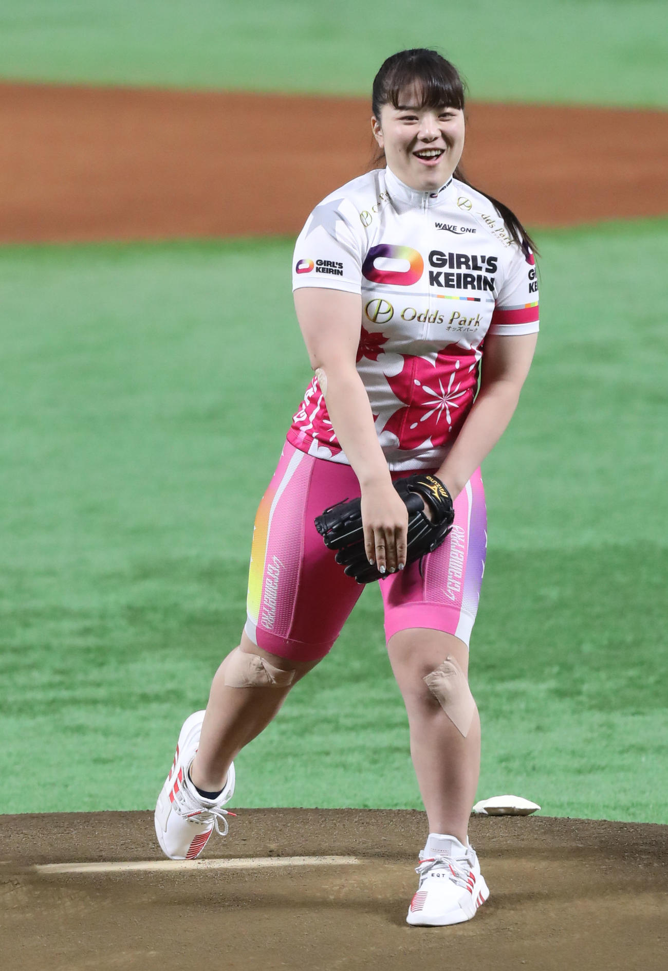 ソフトバンク対広島　始球式で投球し、笑顔を見せるガールズケイリンの小林優香（撮影・屋方直哉）