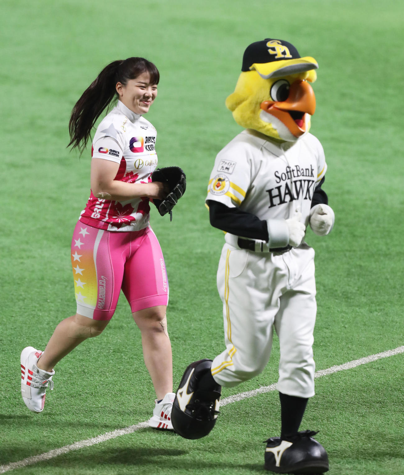 ソフトバンク対広島　始球式で投球し、笑顔を見せるガールズケイリンの小林優香（撮影・屋方直哉）