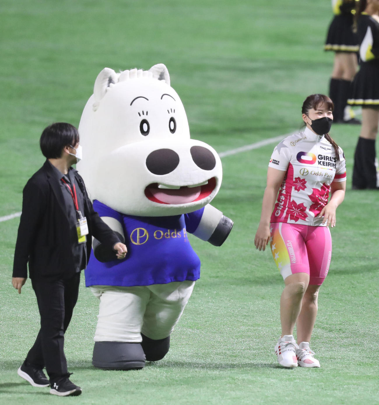 ソフトバンク対広島　球場内をみどりのマキバオーと歩くガールズケイリンの小林優香（撮影・屋方直哉）