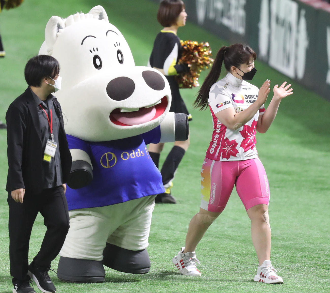 ソフトバンク対広島　球場内をみどりのマキバオーと歩くガールズケイリンの小林優香（撮影・屋方直哉）