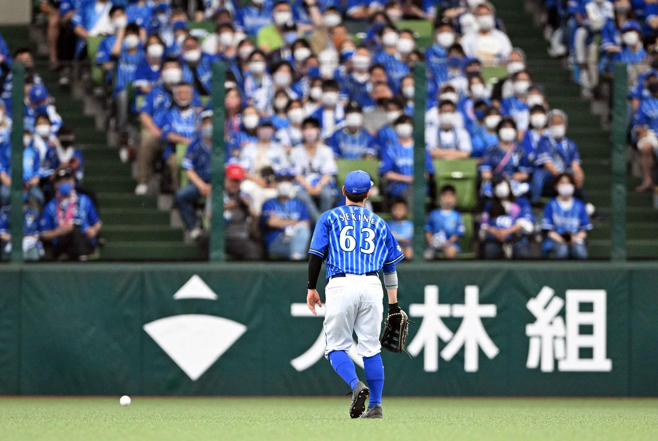 西武対DeNA 3回裏西武2死二塁、呉の中前適時打を後逸する関根（撮影・滝沢徹郎）