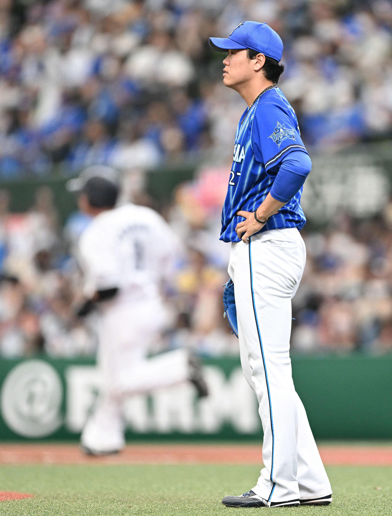 西武対DeNA 3回裏西武2死一塁、山川（奥）に2点本塁打を浴びる上茶谷（撮影・滝沢徹郎）