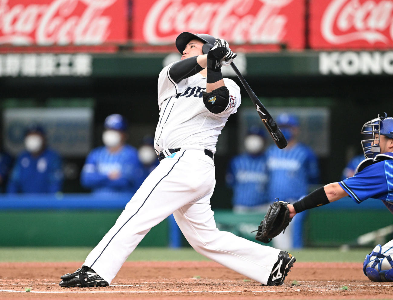 西武対DeNA 3回裏西武2死一塁、山川は中越え2点本塁打を放つ（撮影・滝沢徹郎）