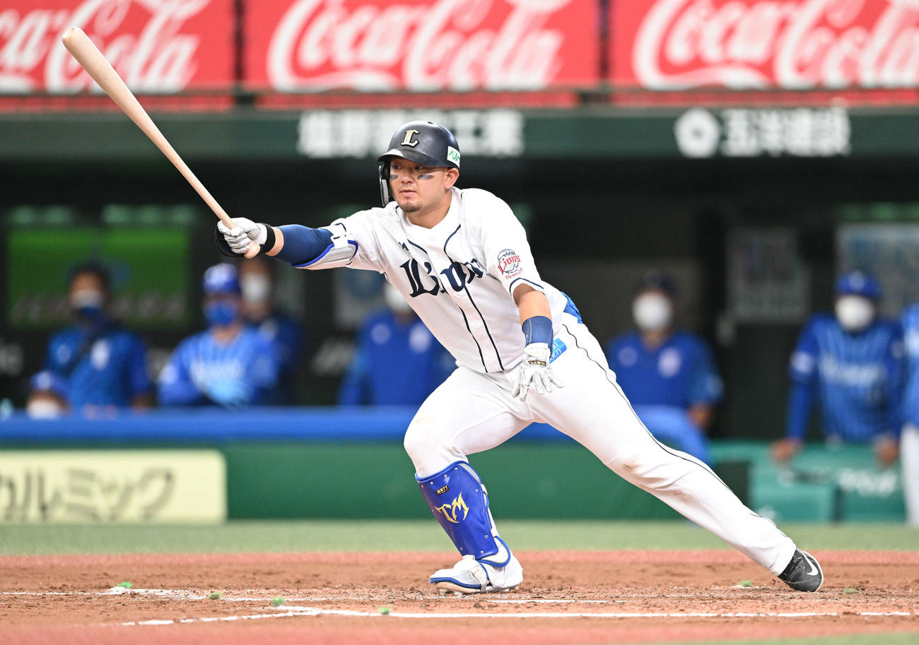 西武対DeNA 3回裏西武2死、森は左前打を放つ（撮影・滝沢徹郎）