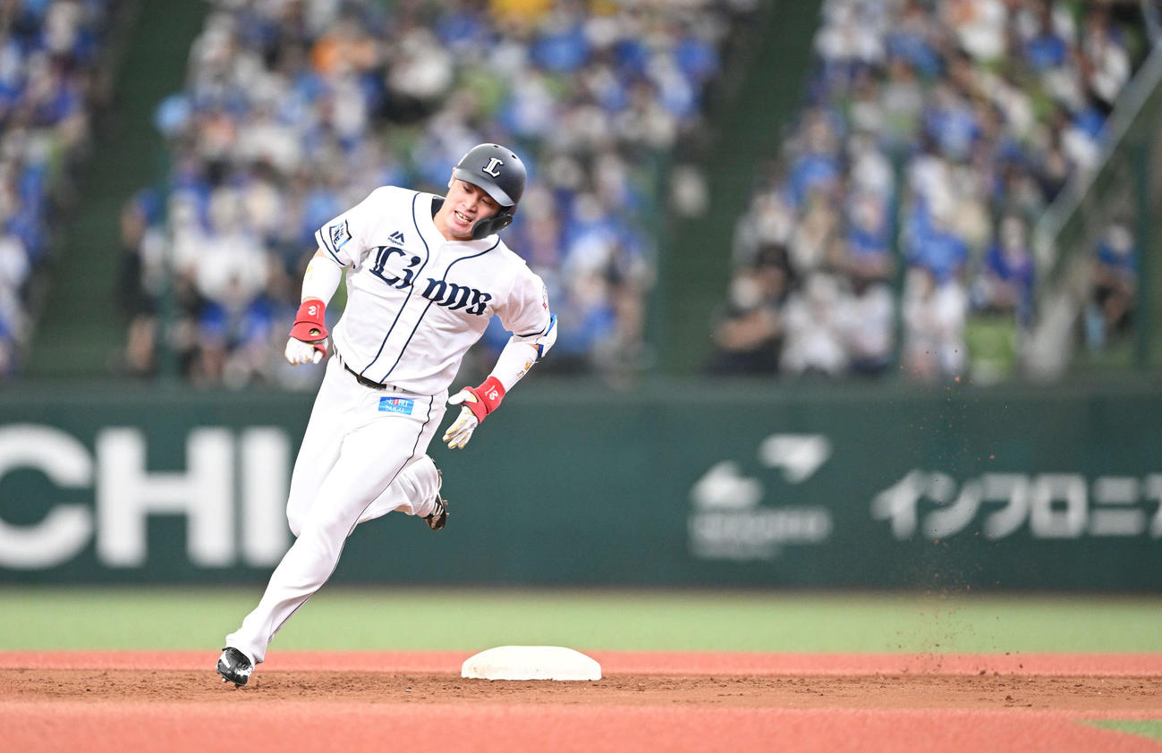 西武対DeNA 3回裏西武2死満塁、岸は中前に走者一掃の適時打を放ち三塁へ走る（撮影・滝沢徹郎）
